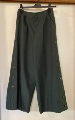 アクシーズファム　ダークグリーン ボタン付き　ワイドパンツ
