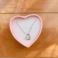 ハート型ペンダントネックレスとテディベア