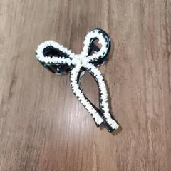 リボン型ヘアクリップ 黒と白