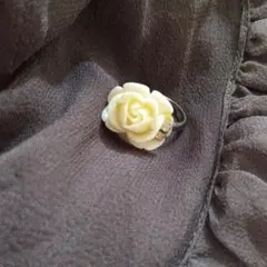 白色のバラモチーフリング 手作り作家 ハンドメイド