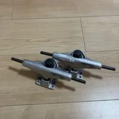 スケボートラック　primitive プリミティブ