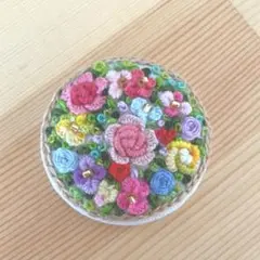 ハンドメイド刺繍ブローチ 8197