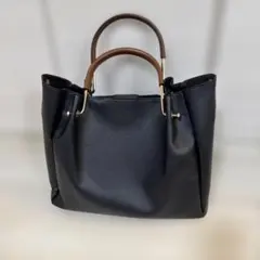 黒の合成皮革ハンドバッグ
