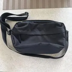 無印良品　撥水　再生ポリエステル　背面ポケット付き　ショルダーバッグのサムネイル