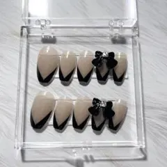 ネイルチップ ベージュと黒のリボン付き