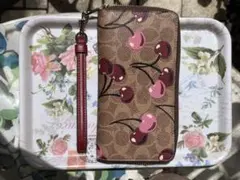 COACH 長財布 チェリー柄 ストラップ付のサムネイル