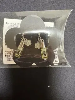 フラワーチャーム付きピアス　マリークワント ネイルボトル