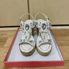 FLAG-J ビジュー付きホワイトウェッジサンダル