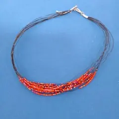 弾む色彩！オレンジ＆レッドビーズのキュートな多層チョーカー