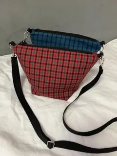 ともちゃん【新品、未開封】　ファミリア　舟形ポシェット　ファミリアチェック 新品】ファミリア 舟形ポシェット ショルダーバッグ 青系チェック クマ