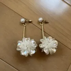 ホワイト花デザイン　ピアス　結婚式