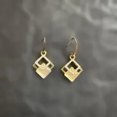 マ*プ様 幾何学的デザイン ゴールドピアス