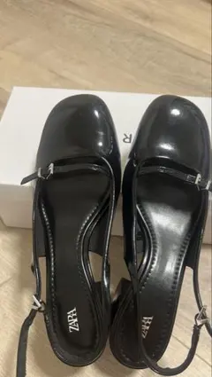 ZARA ブラック パテントレザー調 パンプスのサムネイル