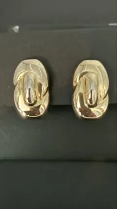 アメリカンジュエリー MONET ゴールドカラー ツイストデザインイヤリング