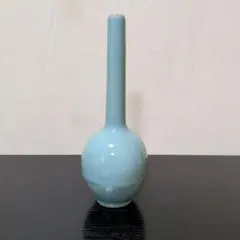 淡い青色の陶器製花瓶
