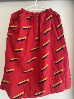 幾何学模様 赤 スカート