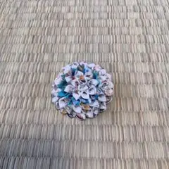 花の形状のブローチ
