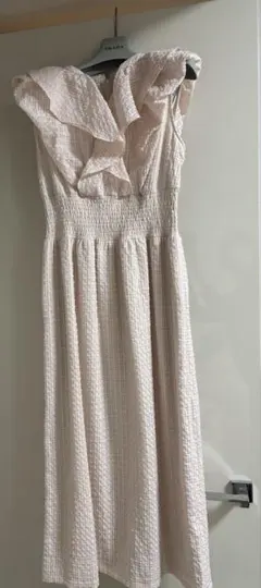 セルフォード　ピンクベージュ フリルノースリーブシャーリングタイトワンピース