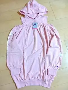 新品未使用タグ付き‼️　Champion　オフショルダーパーカー
