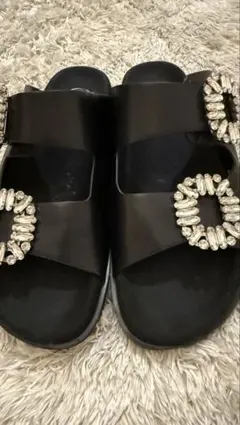Roger Vivier】ヴィヴ ラン クリスタル バックル サンダル - メルカリ