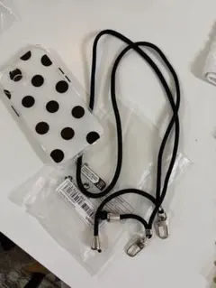 iPhone 13用水玉模様ケースとストラップ