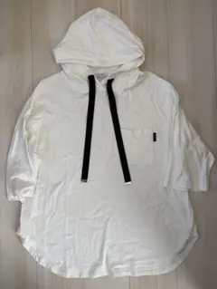 フード付きホワイトTシャツ