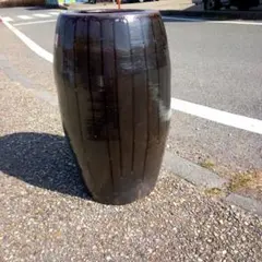 黒色ストライプ模様の円筒形陶器、大型花瓶