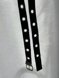 穴あきデザインの黒ベルト