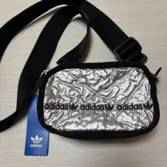 最終値下げ　未使用品　美品　adidas 　ショルダースマホバッグ　シルバー