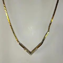 ゴールドカラー　V字ネックレス　ジルコニア風の輝き