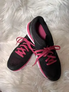 ナイキのレディース用ランニングシューズ「WMNS FLEX 2014 Run」