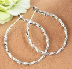 フープピアスK18ホワイトゴールドコーティング 華やか ツイスト／スパイラル