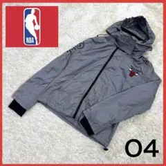 ぴ*マ様 送料無料！ NBA✖️ シカゴブルズ レアカラー ナイロン パーカーのサムネイル