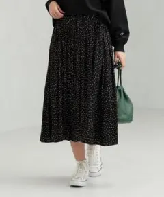 グリーンレーベルリラクシング　ドット柄　フレアスカート　サテン　黒　ギャザー