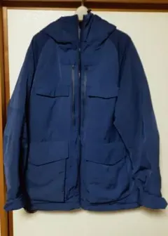 青いダウンジャケット フード付き