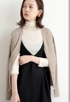 美品。イエナ lENAベージュ ボタン付きvネック カーディガン