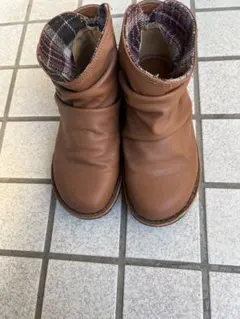ブラウン ショートブーツ チェック内装