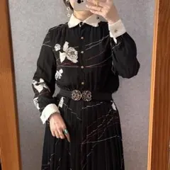 希少 ヴィンテージ 昭和レトロ古着 クラシカル花柄ワンピース 黒 金ボタン 白襟