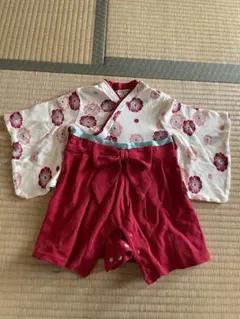花柄トップスと赤の袴ロンパース