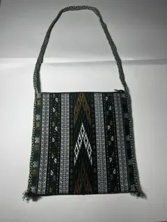 ショルダーバッグ　トルクメニスタン製伝統的な模様と手作りストラップ付き