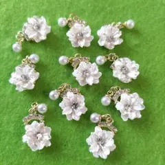 ハンドメイド 巻きバラモチーフ 白1cm 葉つき25個 - メルカリ