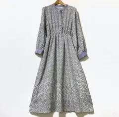 バンドカラーにクラシカルな幾何学模様のパイピングデザインロングフレアワンピース