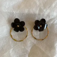 黒い花形のフープイヤリング（ハンドメイド）