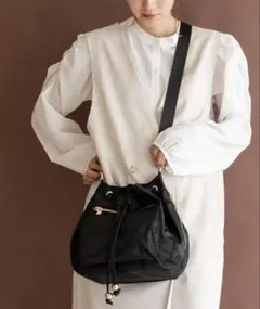 ❣️週末セール❣️【定価：6600円】10ポケット巾着ショルダーバッグ ボディバッグ