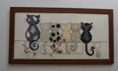 ハンドメイド クロスステッチ刺繍完成品『パリの4匹ネコ』 - メルカリ