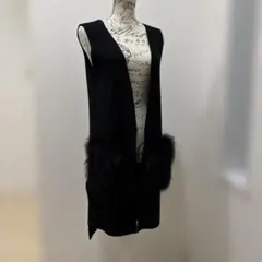 ファー付き黒ノースリーブロングベスト