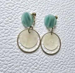 ターコイズブルーとシェルのフープイヤリング