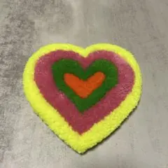 ラグ　タフティングアート　ぱくちーひとみ　カラフルハート