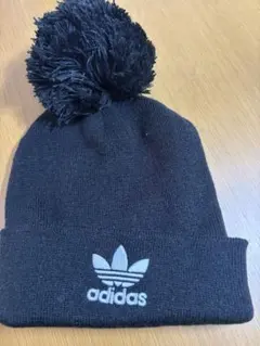 adidas 黒 ポンポン付き ニット帽