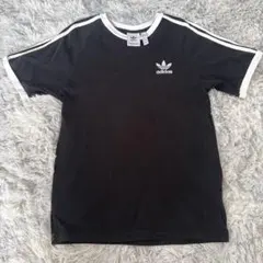 adidas ストライプ付き ブラックTシャツ